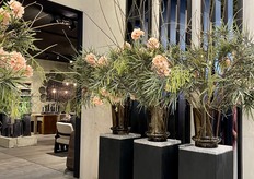 Prachtige voorjaarsboeketten in de stand van het Belgische designlabel Gommaire.