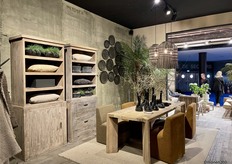 De teaktafels springen er volgens het merk uit.