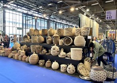 Er waren heel veel rieten manden en lampen te zien.