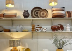 Vrolijke voorjaarskleuren te zien, gecombineerd met aardse kleuren bij Homata.