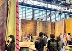 Bij Le Nouvel Atlas werden enorm grote vloerkleden gepresenteerd.