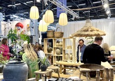 Veel natuurlijke materialen in neutrale kleuren.