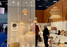 Vooral heel veel verlichtingsarmaturen gezien dat gemaakt is van zeegras, zo ook deze bij tinja.