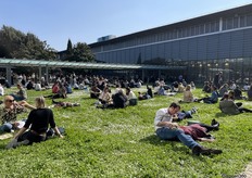 Het was prachtig weer en de bezoekers stalden zich ook massaal uit op het gras om wat te lunchen.