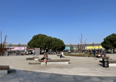 Bezoekers konden bij veel eettentjes versnaperingen halen, zowel binnen als buiten.