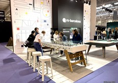 Een langere versie van de 'standaard' voetbaltafel waarbij minstens zes personen met elkaar kunnen spelen.