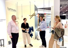 Een gezellige drukte in de Belgische Designgroep met links Christian Oosterlinck, de organisator van de groep en rechts Sven Algoet van Luminello.