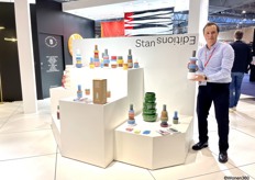 Stan Verstraete bij zijn eigen ontworpen kaarsen die vallen onder het merk Stan Editions.