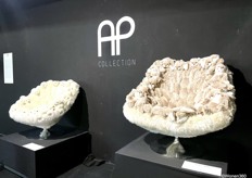 Letterlijke Fluffy stoelen van AP collection die in de gangen werden tentoongesteld.