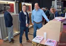 Peter Hoogduijn en Dennis de Visser (rechts) toonden met veel enthousiasme de nieuwste moduleo traprenovatie.