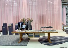 Links Marc Hegger met Erik de Jonge van Best Wool Carpets bij de Monasch by Bestwool collectie. 
