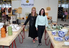 Edith en Wiesje (van Beau Agency) vertegenwoordigen het Franse merk Homata. De onderneming produceert servies tot kleinmeubelen.