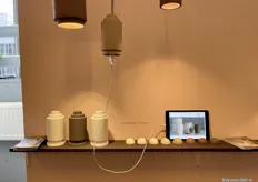Lotte Douwes presenteerde de stopcontact en lamp in 1.
