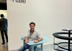 Rene Wolters op het nieuwe model van +Halle: het is een stoel, tafel en loungechair in 1 en werd goed ontvangen bij het grote publiek. 