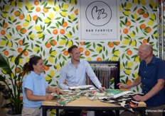 Janneke van Soest, Guy Bakermans en Titus Bertrums discussiëren over de kleurrijke deco stoffen van B&B Fabrics. De onderneming maakt haar eigen designs, waar veel gewerkt wordt met printjes.