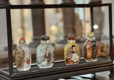 Snuff Bottle Collection was ook een van de nieuwkomers. Dit bedrijf richt zich op afbeeldingen van antieke en moderne binnenbeschilderde snuifflesjes.