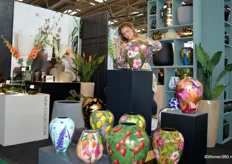 De vazen van Vase The World werden in München terplekke beschilderd. Tijdens een wereldreis in 2008 ontstond de inspiratie voor de eerste collectie. Onder de indruk van de producten vanuit de hele wereld werd zonder twijfel de 1ste container potterie gekocht. 
