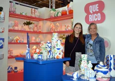 Josephine en Willemijn op de stand van in 2022 opgerichte bedrijf Qué Rico. Josephine creëert vazen, plantenpotten, tableware, kaarsen en muurdecoratie.