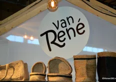 Van René is een label met diverse Jute producten voor huis en tuin. De collectie bestaat uit verschillende soorten manden, groot en klein. Een collectie van vloerkleden en daarnaast ook diverse tafelaccessoires zoals Placemats, Tafellopers, Onderzetters en Pannenlappen.