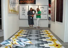 Cole Brekoo en Sanne Mulder in de stijlvolle stand van MONDiART. Tijdens showUP lag de complete focus op textiel.