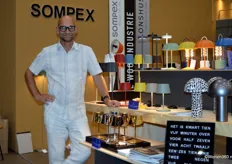 Ook Sompex stond op de gezamenlijke stand van een aantal exposanten uit De Woonindustrie. Robin Punt poseert naast de glanzende verlichtingscollectie die in samenwerking met Villeroy & Boch is gemaakt.