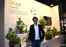Managing Director Christophe Scheyvaerts van D&M Depot, leverancier van bloempotten in alle vormen, afwerkingen en maten, poserend voor het gerecyclede keramiekprogramma CICLE.