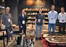 Xyleia Natural Interiors is gespecialiseerd in producten van versteend hout, met v.l.n.r.. eigenaar Jan Jaap Lems, de Franse stagiaire Amin Kam, Fabian Jongman, Sjoerd Jansen en Rick Luiten.