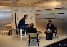Eigenaar Olivier Stévenar (links) van Cruso in gesprek met bezoekers. De Belgische meubelfabrikant biedt warme en speelse meubels van internationaal bekende ontwerpers aan.