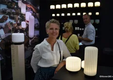Katrien met op de achtergrond haar omkijkende partner Frank Vanhalst van Atelier Pierre, een creatief verlichtingslab dat jonge Belgische ontwerpers de kans biedt om unieke woonaccessoires te bedenken.