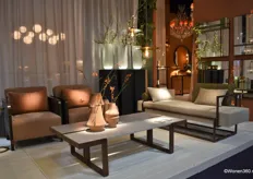 Vips & Friends verweeft antiek ogende lampen met eigen ontworpen tijdloze meubels en decoratie. Het Belgische merk heeft zo haar eigen visie op interieurdesign, geeft een unieke draai aan historische inspiraties.