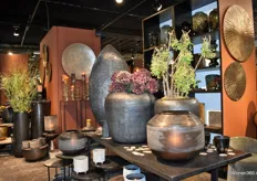 Verder brengt Dekocandle ook een breed scala aan stijlvolle accessoires zoals lantaarns, kandelaars en mondgeblazen vazen, evenals een collectie decoratieve potten en vazen ​​in keramiek.