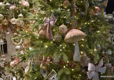 Bij Shishi waren ze in kerstsferen... De Noors-Estse joint venture maakt niet alleen vazen ​​en kunstbloemen, maar ook decoratieve kerstartikelen.