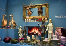 Sinds 1986 streeft Werner Voss ernaar om huizen over de hele wereld te verfraaien met combinaties van meubelstukken, decoratieve items en servies.