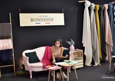 Bij Maison Bonnefoy werden mode- en woonaccessoires getoond die op  antieke en moderne weefgetouwen worden gebreid in een atelier in Auvergne (Frankrijk).     