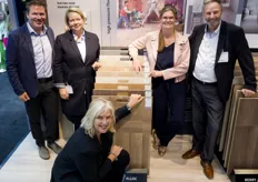 Het hele team van BerryAlloc, met v.l.n.r. Wim van den Heuvel (nieuwe salesman in Nederland), Heleen Manussen, Yvonne Brok (op de voorgrond), Caroline Franssens en Gunther Dekie (nieuw op de customer service-afdeling).