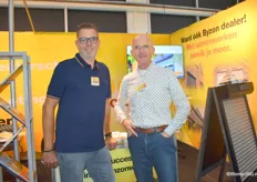 Jan Hoogakker (links) en Jaap Schouten lokten nieuwe Byzon-dealers. Byzon Buitenzonwering is een fabriek en groothandel in rolluiken, screens, zonneschermen en markiezen.