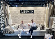 Marlon en Christiaan Talla presenteerden de nieuwste meubel- en gordijnstoffen van Mercis.