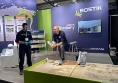 Bostik demonstreerde hoe met hun producten scheuren in vloeren opgelost en gerepareerd kunnen worden.