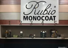 In vijf stappen liet Rubio Monocoat zien hoe het onderhoud van hout(en vloeren) in zijn werk gaat.