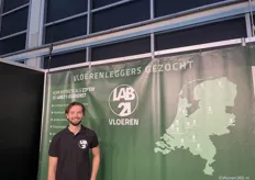 Martijn Wietsma van Lab21 voor de oproep van het bedrijf waarin vloerenleggers gezocht worden.