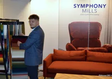 Ylli Bublak toont de unistoffen van Symphony Mills.