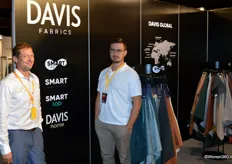 Ward van Vugt en Tomasz Wilk op de stand van het Poolse bedrijf Davis Fabrics.