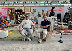 Jeroen Speksnijder van Spektakel Wonen met Kees Dekkers die op zijn eigen ontworpen Waste Chair zit, vol met peuken.