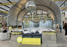 Hier was een disco heaven gecreëerd door Swiss Sense, waar bezoekers (zonder schoenen) even een duik konden nemen in het bed.