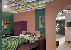 De colorful eclectic slaapkamer was ook daadwerkelijk zeer kleurrijk. Lifestyle by vtwonen boxspring Ginger in stof Noble blush verkrijgbaar bij Swiss Sense.