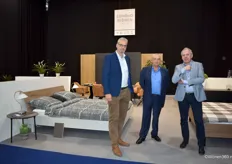 De mannen van Bijnen Meubel Groep, met v.l.n.r. Jan Bouwman, Luc Debrucker en Fons Lamée. Zij prezen de nieuwe collectie Yours van Zondag Bedden aan: een modulair houten bed dat makkelijk te configureren is.