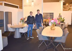 Raymond Slotboom en Rik van Boxmeer van Chita Group International Trading BV, poserend bij een deel van de nieuwe collectie meubelen.