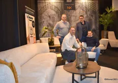 Het team van PMP Furniture BV, met v.l.n.r. Jeroen Pruijssers (staand), Bas Mengedé, Sander den Outer en Marc Doornbosch. Het bedrijf is sterk in trendy en innovatieve meubelen. Het modellenaanbod laat zich combineren met 700 stof- en leerkleuren.