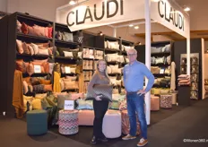 Mara Klomp en eigenaar Robert Elberse van Claudi, dat onder andere een nieuwe plaidkast toonde. In Brussel toont het bedrijf altijd de nieuwste collectie handgemaakte kussens voor de Nederlandse en Belgische markt.