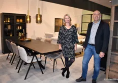 Commercieel directeur Margot Romeijn met mede-eigenaar Wilmar Verduin van Maxfurn, poserend bij een van de nieuwe uitschaafbare tafels.